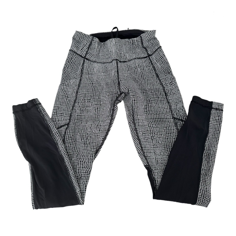 Lululemon pants in great condition. Size 6.